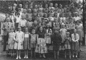 Schoolfoto Schoolpad met leerl. en leerkrachten site 12-9-2017.jpg