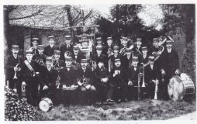 Fanfarecorps van Rheden omstreeks 1900 met naam WP.jpg