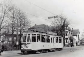 tram nr. 70 in 1944 bij Overbeeklaan en Tramstraat FB 17 jan. 2016.jpg