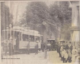 Paardentram en elec.tram passeren elkaar in 1911.jpg