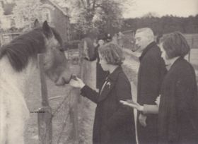 Carolinahoeve Pasen 1938 fam. bezoekt de hoeve en staat stil bij paarden in wei met naam WP.jpg