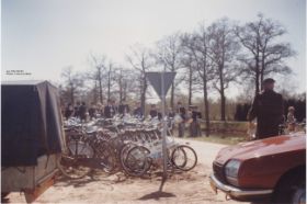Muziekkorps LS opweg naar opening fietspad bij Kanaal sep. 1984 foto 3 met naam WP.jpg