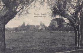 Vanaf dijk zicht op Friedhof en kerk 1911 FB 22-8 en site 3-9-2017.jpg