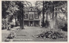 Koloniehuis met voortuin Rivierhuis De Steeg 1911 met naam WP.jpg