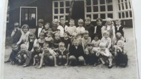 Kollingschool aan Tellegenlaan met juff. Diepenbroek-Noordlander 1968 FB 8-5 en site 4-8-2017.jpg