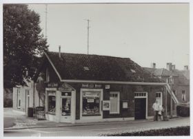 Schipperswinkel van Geerling en zijn vrouw rond 1970 Kattenberg 7 FB 23 maart 2015 met RWB en WP.jpg