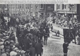 Traditioneel bezoek aan Amsterdam 1921 FB 27-4-2017.jpg