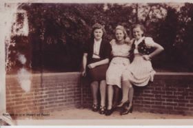 3 meisjes in 1941 in Arnhem op stap FB en site 21-1-2018.jpg