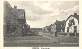 Emmastraat Dieren gezien vanaf Wilhelminaweg in omstreeks 1931. Links kwam later de Alko Bazar FB en site 26 aug. 2017.jpg