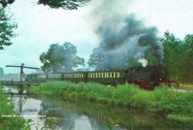 Stoomlocomotief nr 3 (Krupp) met VS-rijtuigen- VSM Apeldoorn FB en site 14010-2017.jpg